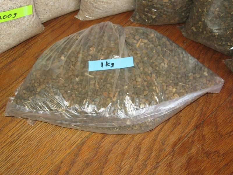 Decorative top dressing for plants. Course gravel. 1kg