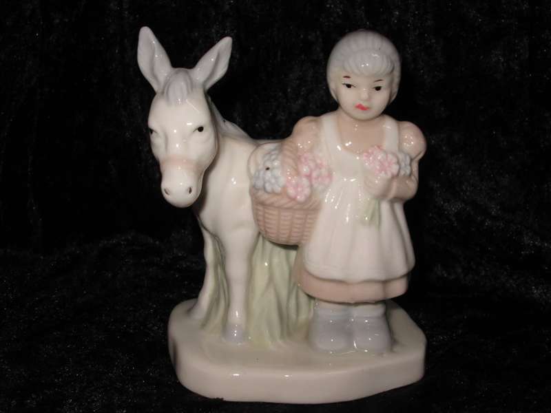 Heritage Porcelain 'Flower Girl' figurine / statuette