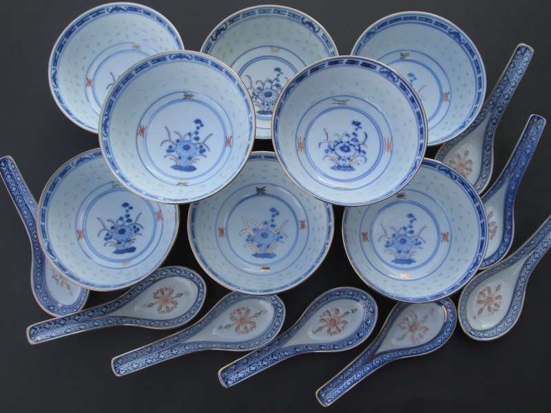 8 Chinese soup Bowls and spoons. Gorgeous pattern, very good condition