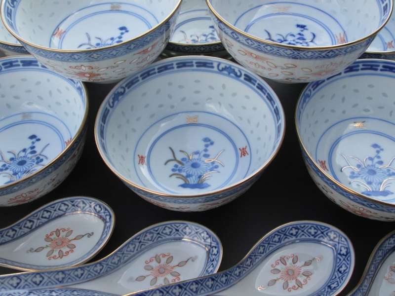8 Chinese soup Bowls and spoons. Gorgeous pattern, very good condition