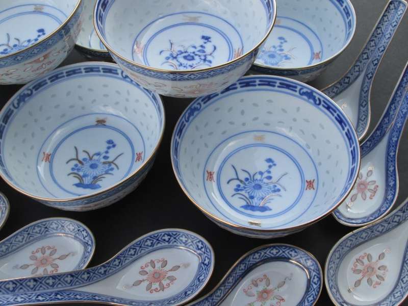 8 Chinese soup Bowls and spoons. Gorgeous pattern, very good condition