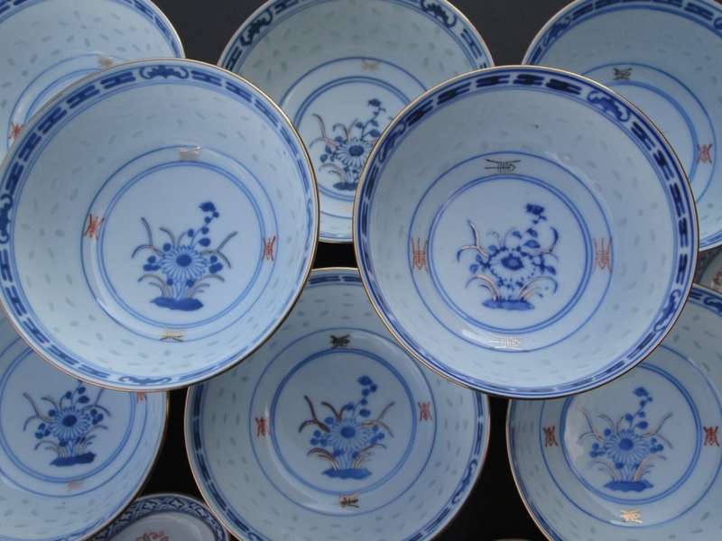 8 Chinese soup Bowls and spoons. Gorgeous pattern, very good condition