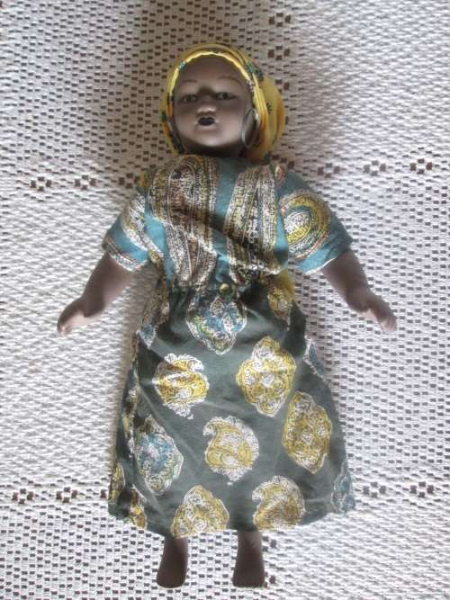 Dolls of The World- No 73 - Porcelain Doll- Cameroon- Cameroon Costume + Collector`s Guide