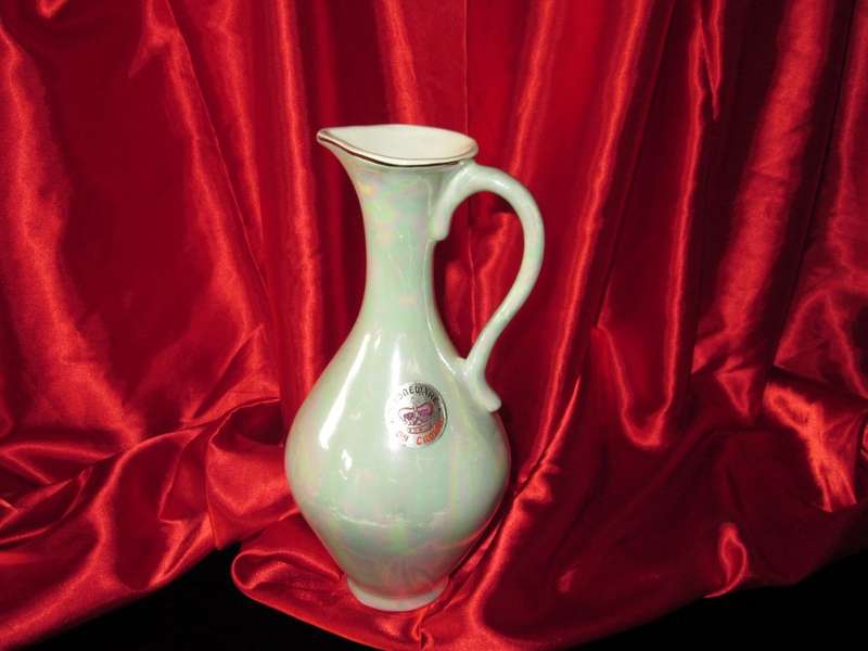 Kroneware by Crown. Green Lustre Vase. Original sticker still in place