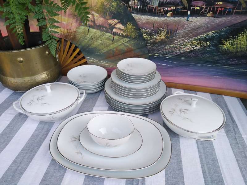Noritake `Rowena` Dinner service. White Chrysanthemums and Titanium rim, Free PUDO to PUDO shipping!