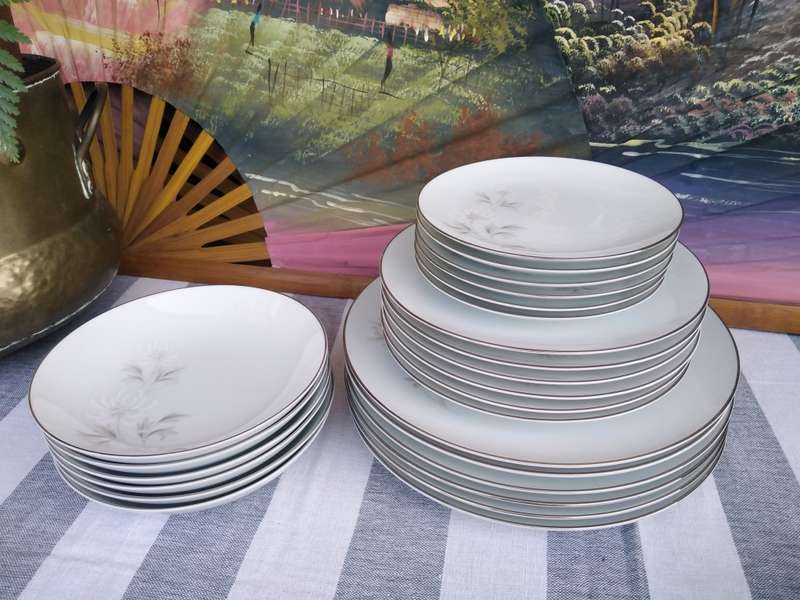 Noritake `Rowena` Dinner service. White Chrysanthemums and Titanium rim, Free PUDO to PUDO shipping!
