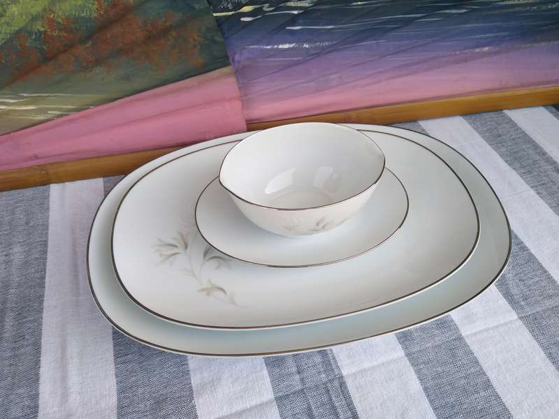 Noritake `Rowena` Dinner service. White Chrysanthemums and Titanium rim, Free PUDO to PUDO shipping!