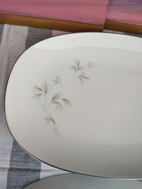 Noritake `Rowena` Dinner service. White Chrysanthemums and Titanium rim, Free PUDO to PUDO shipping!