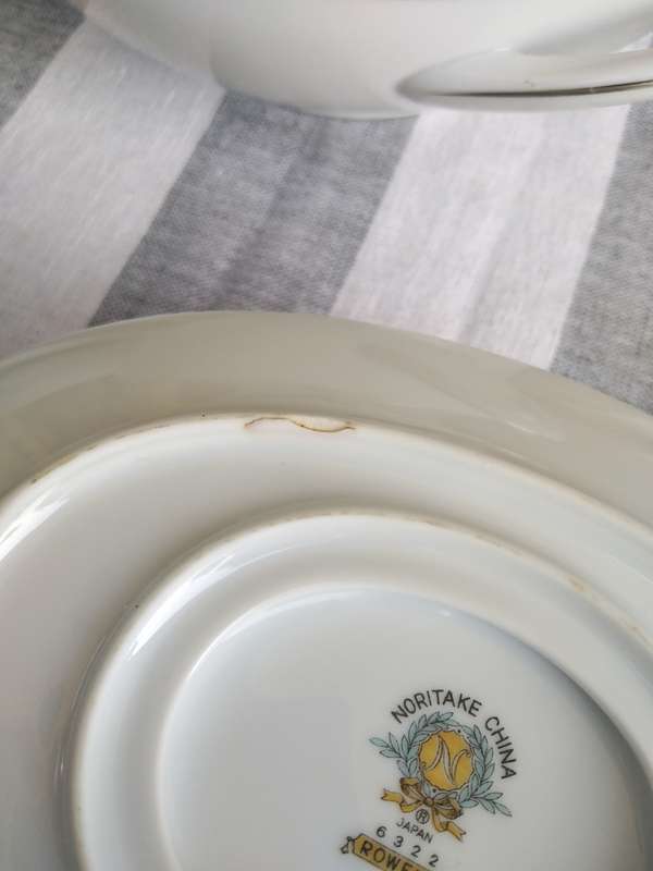 Noritake `Rowena` Dinner service. White Chrysanthemums and Titanium rim, Free PUDO to PUDO shipping!