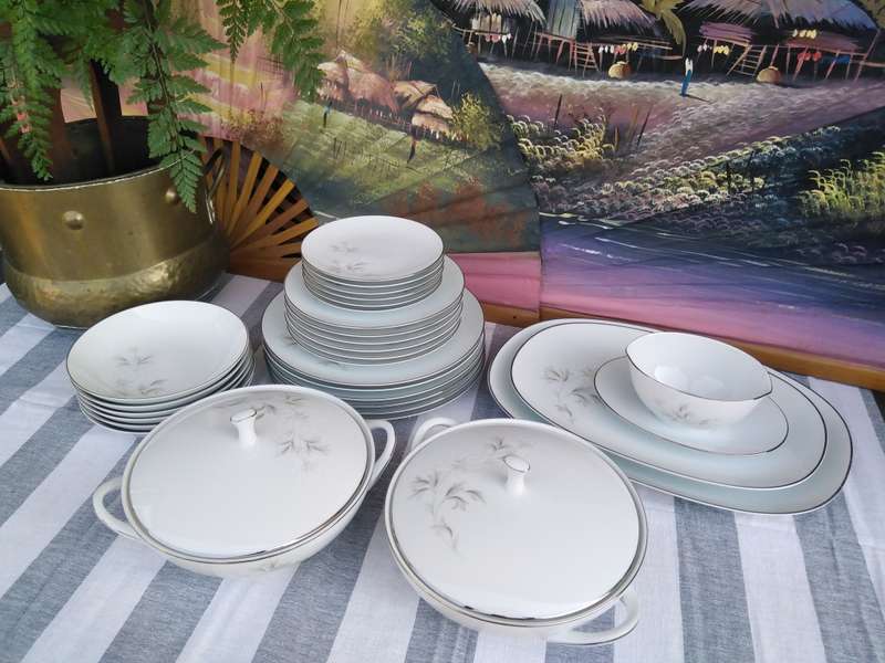 Noritake `Rowena` Dinner service. White Chrysanthemums and Titanium rim, Free PUDO to PUDO shipping!