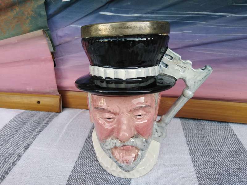 Lancaster / Sandland Character Jug `Yeoman of the Guard` perfect condition with EPNS rim!