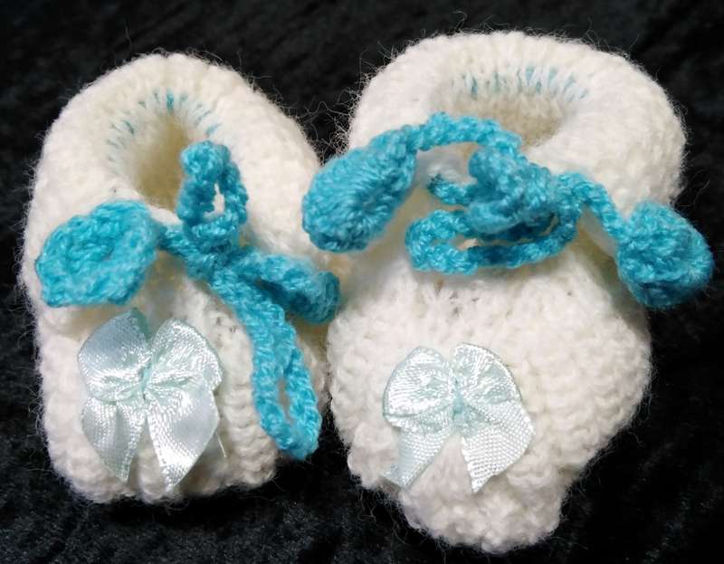 Crotched/Knitted item - White Booties with a bow