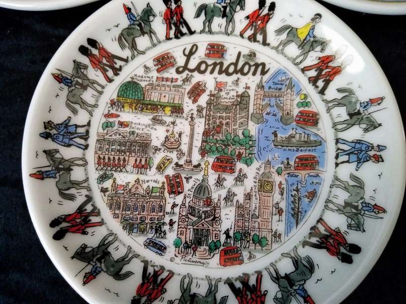 Set of 3 London Themed small display plates 10cm Diameter