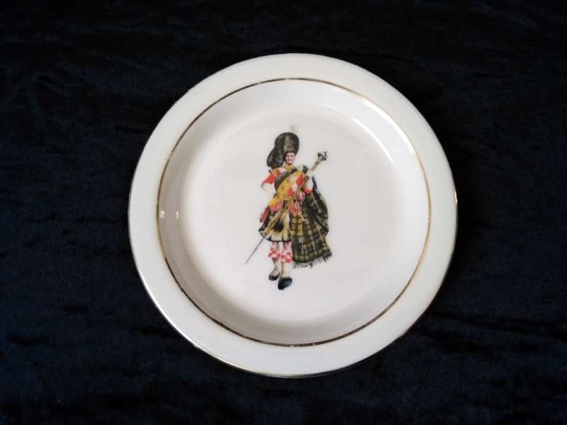 John Dewar - White Label small display plate 12.5cm Diameter