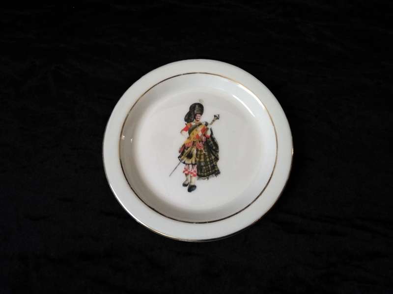 John Dewar - White Label small display plate 12.5cm Diameter