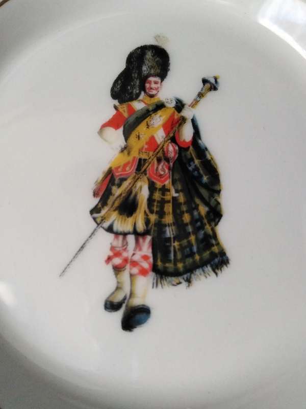 John Dewar - White Label small display plate 12.5cm Diameter