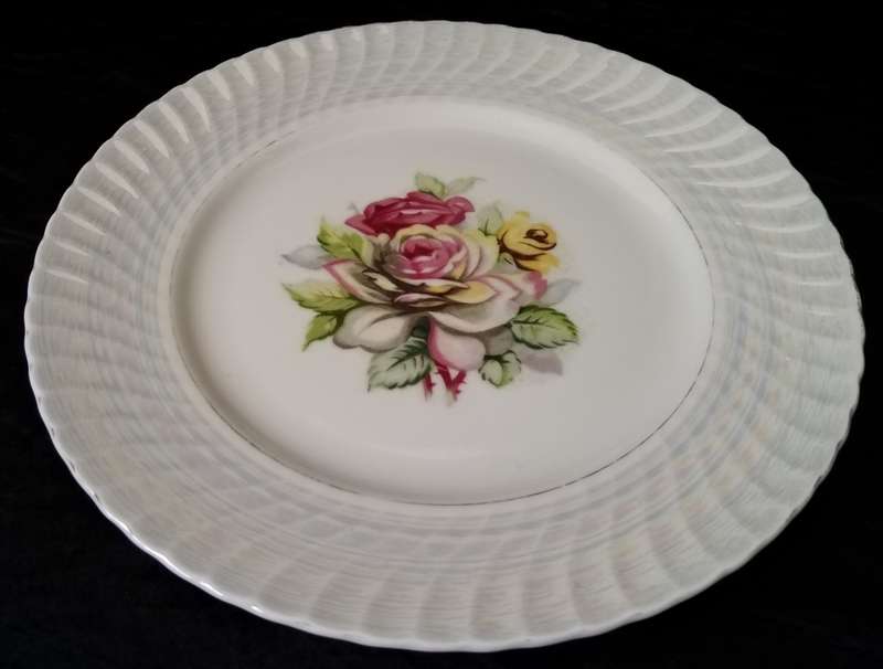 Display plate with roses, No Name. 27cm in Diameter