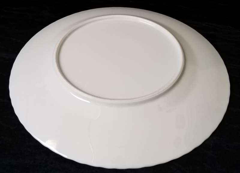 Display plate with roses, No Name. 27cm in Diameter