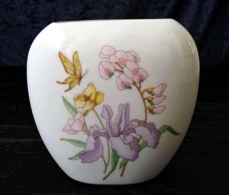 Japane vase with Iris design. 11cm High