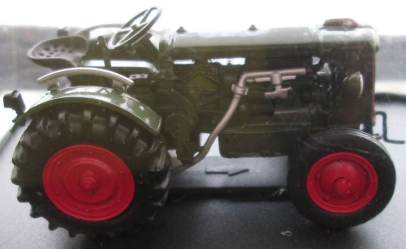 Hachette Partworks-Scale Model-Tractor-Hurlimann H12-1951