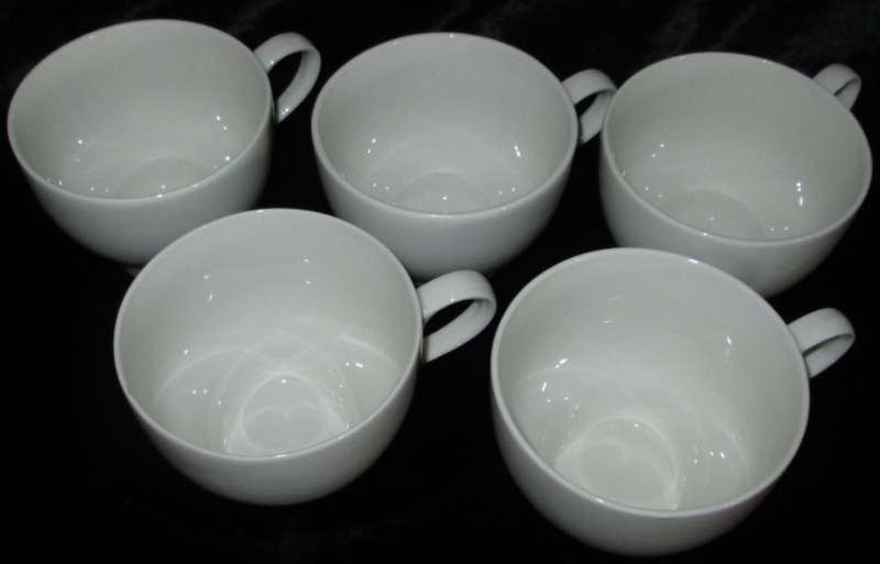 Kitchenware/Tableware-5 x No Name Cups and 6 x No Name Saucers.