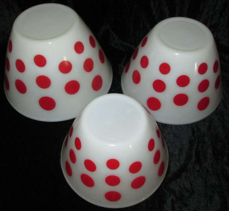 Home Decor-Kitchen Ware-Serving Ware-3 x Red Polka Dot Fire King Ware Bowls.