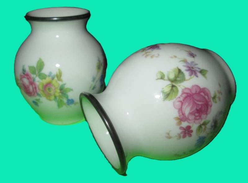 Home Decor-Ornaments-2 x Thomas Germany Miniature Vases. Only 6cm high! Floral / Rose design