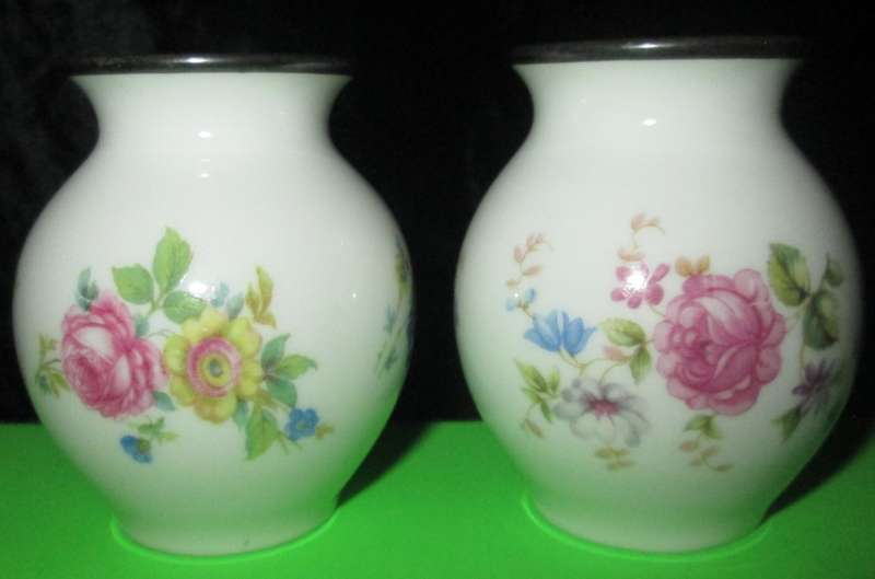 Home Decor-Ornaments-2 x Thomas Germany Miniature Vases. Only 6cm high! Floral / Rose design