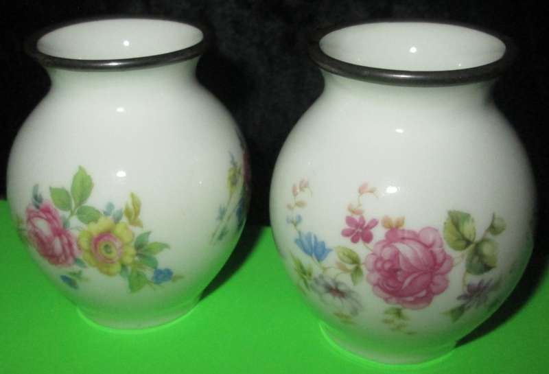 Home Decor-Ornaments-2 x Thomas Germany Miniature Vases. Only 6cm high! Floral / Rose design