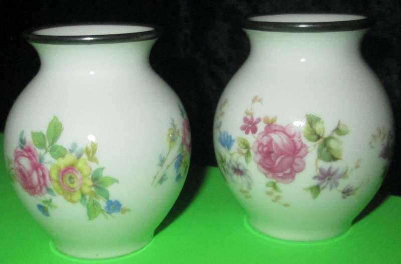 Home Decor-Ornaments-2 x Thomas Germany Miniature Vases. Only 6cm high! Floral / Rose design