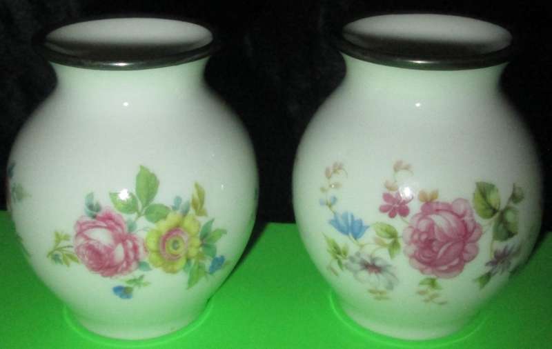 Home Decor-Ornaments-2 x Thomas Germany Miniature Vases. Only 6cm high! Floral / Rose design