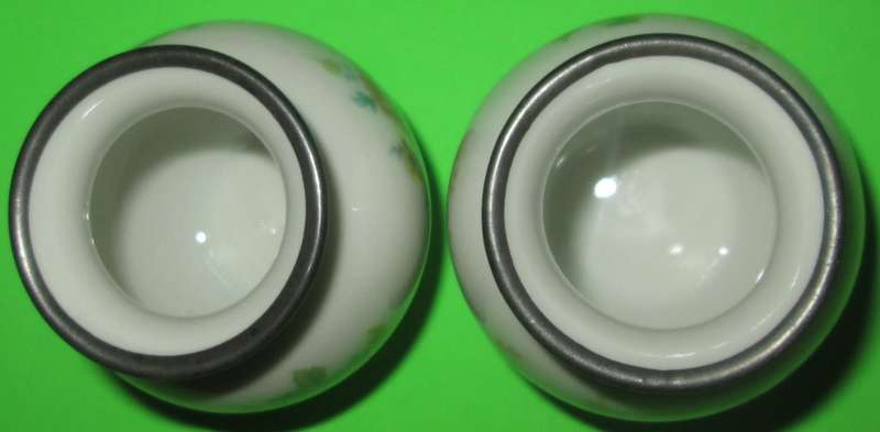 Home Decor-Ornaments-2 x Thomas Germany Miniature Vases. Only 6cm high! Floral / Rose design