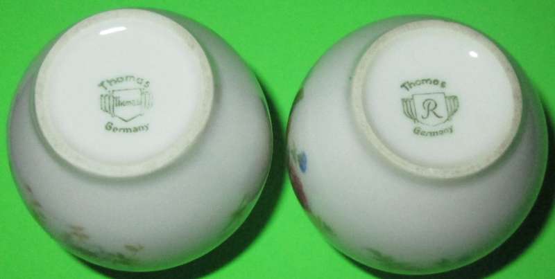 Home Decor-Ornaments-2 x Thomas Germany Miniature Vases. Only 6cm high! Floral / Rose design