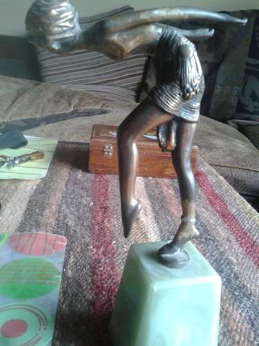 Repairedcracks in the neck and the leg