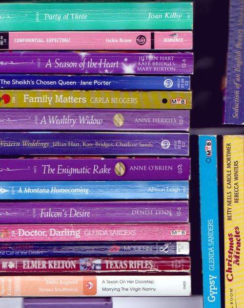 MILLS & BOON  (SALE!)  30 PAPERBACKS.