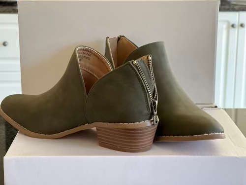 Sneakers OLD KHAKI Women Ash Boots Size SA 3 was sold for 299.00 on 1 May at 23 01 by JBInternational in Johannesburg ID 555023340