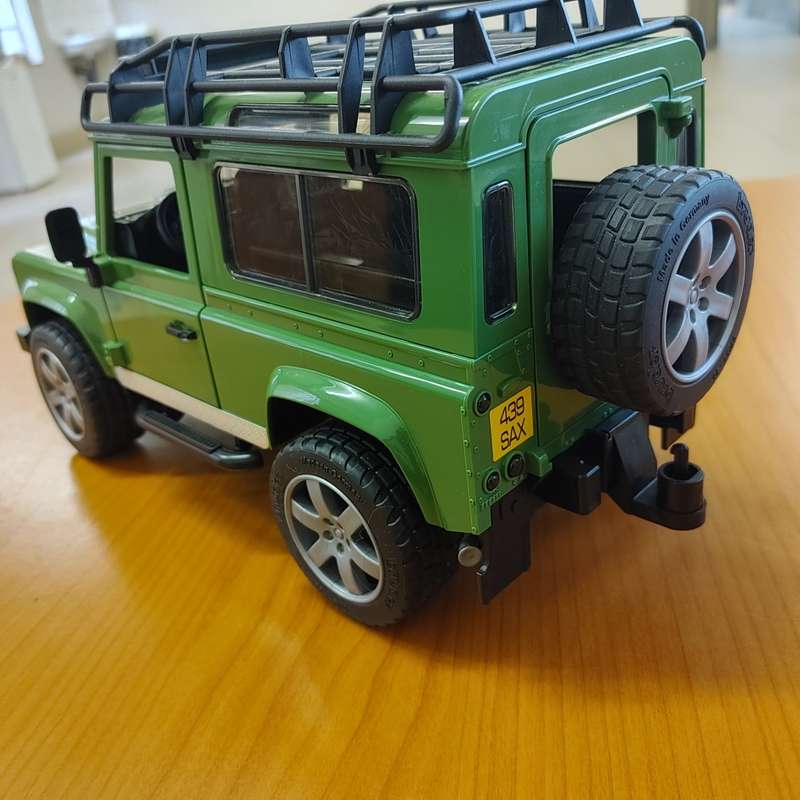 Bruder Land Rover Defender 90 1:16