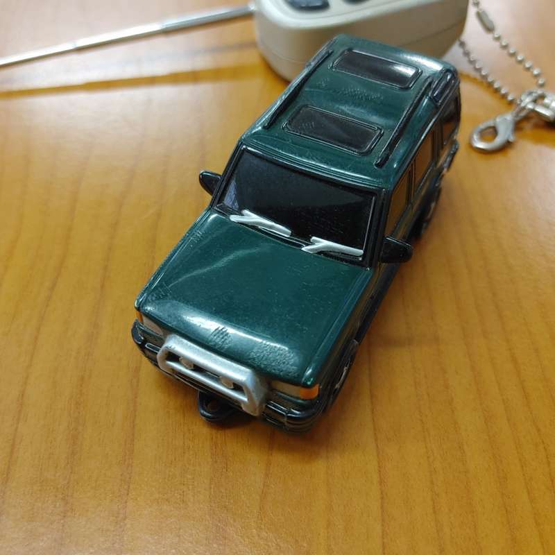 Land Rover Discovery 2 Remote Control Keychain Model