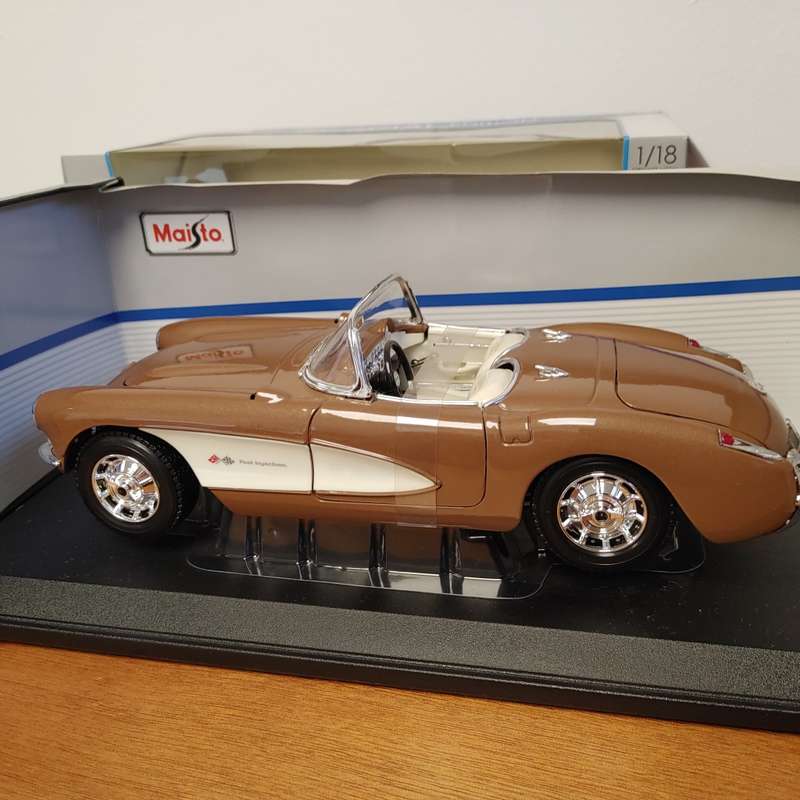 1957 CHEVROLET CORVETTE 1:18 by Maisto