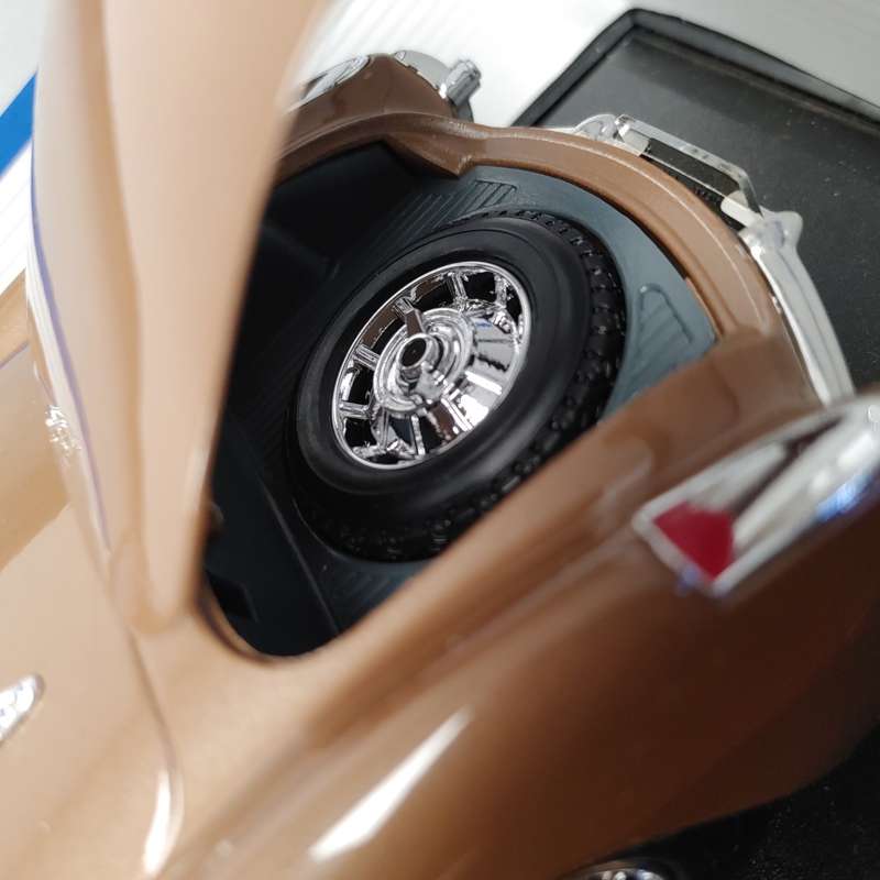 1957 CHEVROLET CORVETTE 1:18 by Maisto