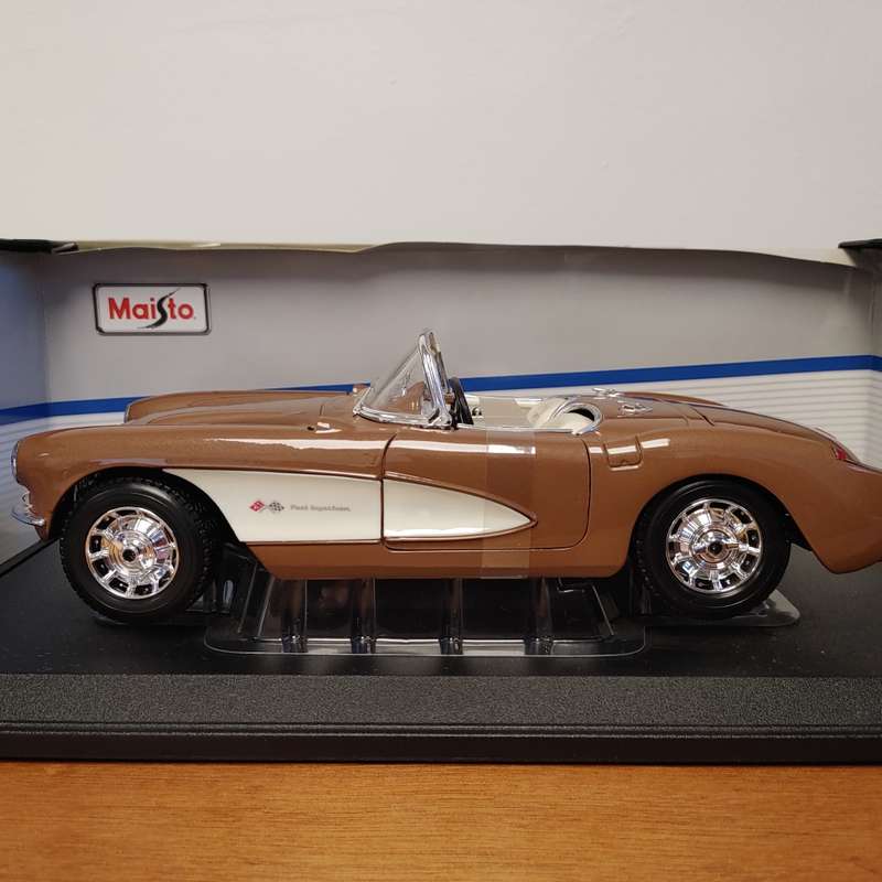 1957 CHEVROLET CORVETTE 1:18 by Maisto