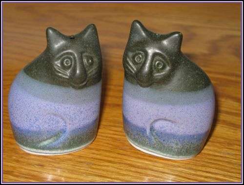 Two cats salt and pepper shakers