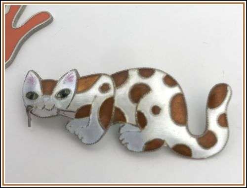 Enamel cat brooch.