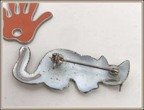 Enamel cat brooch.