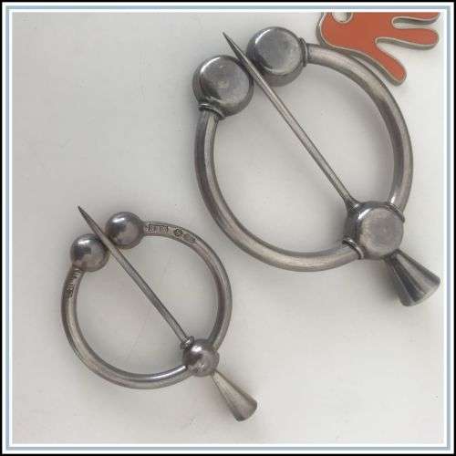 mariolaine ONLY - all other bids will be deleted - Two antique silver brooches.