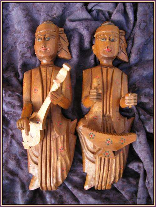 2 wall hanging figurines - musicians. Oriental