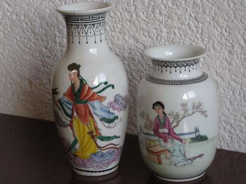2 vintage vases from Japan. Height 16 and 12 cm.