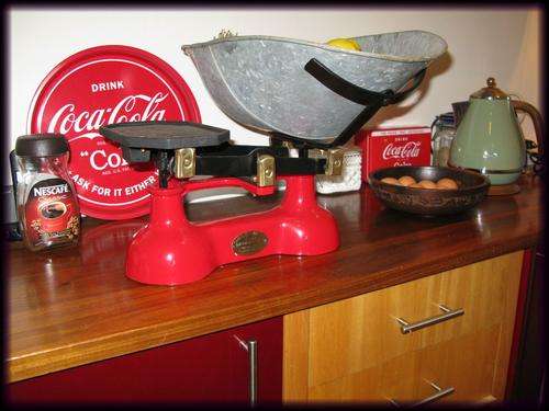 Grocer's scale expertly restored to perfection. 4 weights included.