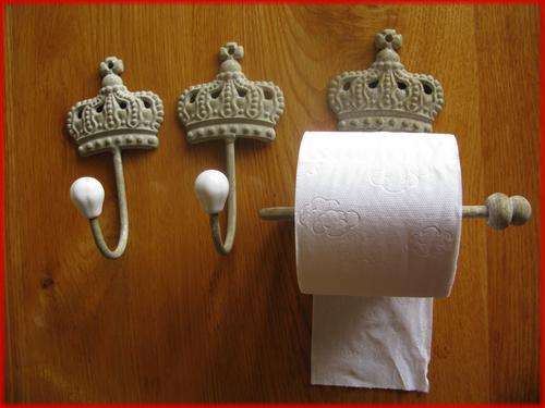 Hanging hooks and paper holder for bathroom. Like vintage.