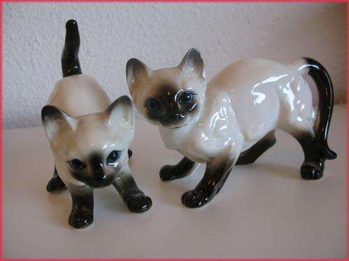 Two beautiful porcelain siamese cats. Vintage JAPAN.